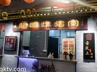 Isteri kontras atas! Seekor jalang berkulit cerah yang tampan di Panyu, Guangzhou [Mingo suka menunjuk-nunjuk] gambar dan faedah peribadi, didedahkan di hadapan orang ramai di luar rumah, memberikan seks oral di dalam tandas lelaki, membuatkan jantung ber