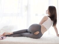 顏值巔峰秀人網當紅女神模特魚子醬閨蜜【杏子】大膽私拍，開襠瑜伽褲鮑魚夾圈圈毛多性感絕對尤物