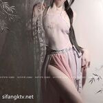 2024年2月，超级反差母狗【六花】大年初一拜年，美背滴蜡写龙年大吉，高价付费福利