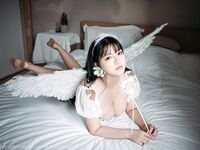 秀人波霸女神模特【小尤奈】大尺度私拍视图，逼脸同框道具直观紫薇，撸点超高