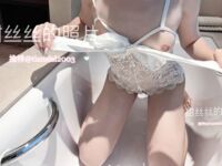 The long-legged little fairy lady [Sweet Sisi] showed off her one-character horse and showed her flexibility as a dancer. She was trained into a bitch by the sponsor’s father!