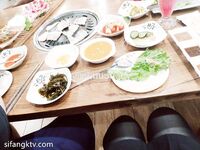 推特13萬粉蘿莉風coser可鹽可甜TS娘【小舞醬】露臉私拍，嗲聲嗲氣3P前後夾擊直男最愛