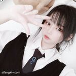 推特13萬粉蘿莉風coser可鹽可甜TS娘【小舞醬】露臉私拍，嗲聲嗲氣3P前後夾擊直男最愛