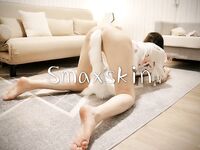 推特顶级身材露出狂人少女嫩妹【Smaxskin】私拍，宜家全裸露出母狗式调教啪啪啪无套内射无毛嫩穴