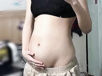 A postgraduate student on Twitter, a living female Bodhisattva, [柒淒77kimoji] accepted various challenges from netizens, danced naked, had an electric shock enema, wind oil essence, ginger and pussy inserted, showing the mouth of her uterus