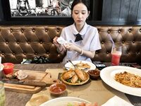 โมเตกิ กิโกะ นางแบบสีแดง Xiweisha ทริปภูเก็ต เผยภาพเบื้องหลัง (2)