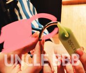 트위터의 유럽 및 미국 거대 수탉 마스터 [BBB 삼촌]과 비교할 때 수탉은 소녀의 팔뚝만큼 두껍고 수탉에 유명한 시계를 착용 한 소녀는 오쟁이 진 남편 노예와 함께 움찔합니다.