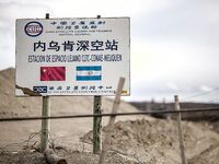 트위터의 유럽 및 미국 거대 수탉 마스터 [BBB 삼촌]과 비교할 때 수탉은 소녀의 팔뚝만큼 두껍고 수탉에 유명한 시계를 착용 한 소녀는 오쟁이 진 남편 노예와 함께 움찔합니다.