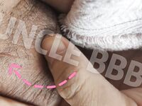 트위터의 유럽 및 미국 거대 수탉 마스터 [BBB 삼촌]과 비교할 때 수탉은 소녀의 팔뚝만큼 두껍고 수탉에 유명한 시계를 착용 한 소녀는 오쟁이 진 남편 노예와 함께 움찔합니다.