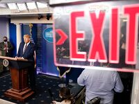 트위터의 유럽 및 미국 거대 수탉 마스터 [BBB 삼촌]과 비교할 때 수탉은 소녀의 팔뚝만큼 두껍고 수탉에 유명한 시계를 착용 한 소녀는 오쟁이 진 남편 노예와 함께 움찔합니다.