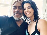 트위터의 유럽 및 미국 거대 수탉 마스터 [BBB 삼촌]과 비교할 때 수탉은 소녀의 팔뚝만큼 두껍고 수탉에 유명한 시계를 착용 한 소녀는 오쟁이 진 남편 노예와 함께 움찔합니다.