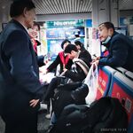 트위터의 유럽 및 미국 거대 수탉 마스터 [BBB 삼촌]과 비교할 때 수탉은 소녀의 팔뚝만큼 두껍고 수탉에 유명한 시계를 착용 한 소녀는 오쟁이 진 남편 노예와 함께 움찔합니다.