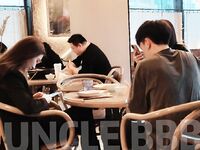 트위터의 유럽 및 미국 거대 수탉 마스터 [BBB 삼촌]과 비교할 때 수탉은 소녀의 팔뚝만큼 두껍고 수탉에 유명한 시계를 착용 한 소녀는 오쟁이 진 남편 노예와 함께 움찔합니다.