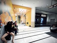 東北Dom推特調教大神【瀟灑Gucci】超強女奴訓調，女神母狗人前露出海底撈啤酒瓶插逼