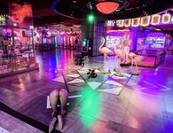 東北Dom推特調教大神【瀟灑Gucci】超強女奴訓調，女神母狗人前露出海底撈啤酒瓶插逼