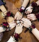 트위터 팔로어 30명을 보유한 인터넷 연예인 암캐 [바실레바의 일기 Vasileva1122]가 복지 개인 사진 촬영에 등장했습니다. 암캐는 소변을 마시고 두 번 성관계를 갖도록 훈련 받았습니다.