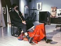 트위터 팔로어 30명을 보유한 인터넷 연예인 암캐 [바실레바의 일기 Vasileva1122]가 복지 개인 사진 촬영에 등장했습니다. 암캐는 소변을 마시고 두 번 성관계를 갖도록 훈련 받았습니다.