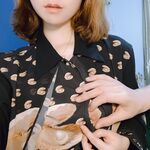 트위터 팔로어 30명을 보유한 인터넷 연예인 암캐 [바실레바의 일기 Vasileva1122]가 복지 개인 사진 촬영에 등장했습니다. 암캐는 소변을 마시고 두 번 성관계를 갖도록 훈련 받았습니다.