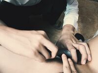 트위터 팔로어 30명을 보유한 인터넷 연예인 암캐 [바실레바의 일기 Vasileva1122]가 복지 개인 사진 촬영에 등장했습니다. 암캐는 소변을 마시고 두 번 성관계를 갖도록 훈련 받았습니다.