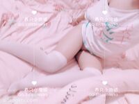 Weibo Twitter The best loli style goddess Welfare Ji [Roe deer’s daily duck] VIP private shooting, big breasts with hairless tender pussy and white juice flowing out, even though she is young, the attributes of a bitch are indeed satisfactory