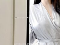 olive 白色丝绸睡袍图片