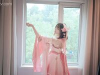 宅男女神福利！極品百變蘿莉型嫩妹反差婊【小余】COS甄姬-游園驚夢，多節大頭水晶棒紫薇慘叫