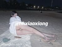 Dewi yang meriah, ceria dan super tulen! Si cantik Twitter [Little Bear BB] yang menunjukkan wajahnya sedikit adalah bonus Dia berkulit putih dan merah jambu dan sangat suka bermain.