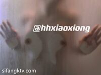 Dewi yang meriah, ceria dan super tulen! Si cantik Twitter [Little Bear BB] yang menunjukkan wajahnya sedikit adalah bonus Dia berkulit putih dan merah jambu dan sangat suka bermain.