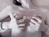 Dewi terkemuka yang kelihatan bintang "menarik telinganya" dipenuhi dengan ayam jantan besar seorang lelaki, yang dilincirkan dan basah, dan farajnya dilincirkan dan hangat daripada orang luar, dewi itu diam-diam seorang jalang yang perlu disetu