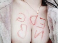 EDG奪冠巨乳美女胸部寫字慶祝