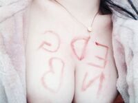 EDG奪冠巨乳美女胸部寫字慶祝