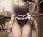 大きな胸と太いお尻のsongqi_97を後ろからプライベートショット