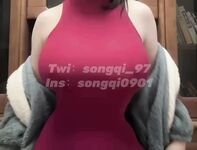 大きな胸と太いお尻のsongqi_97を後ろからプライベートショット