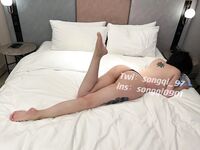 大きな胸と太いお尻のsongqi_97を後ろからプライベートショット