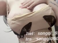 大きな胸と太いお尻のsongqi_97を後ろからプライベートショット