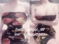 大きな胸と太いお尻のsongqi_97を後ろからプライベートショット