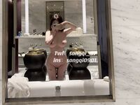 大きな胸と太いお尻のsongqi_97を後ろからプライベートショット