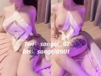 大きな胸と太いお尻のsongqi_97を後ろからプライベートショット