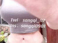 大きな胸と太いお尻のsongqi_97を後ろからプライベートショット