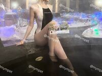 最新7月無水福利！推特優質情侶【mympet】女主身材一流，喜歡挑戰各種難度人前露出，聖水遛狗調教啪啪