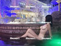 最新7月無水福利！推特優質情侶【mympet】女主身材一流，喜歡挑戰各種難度人前露出，聖水遛狗調教啪啪