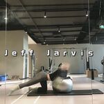 最新7月無水首發福利！推特極品OL風氣質御姐【Jeff_Jarvis】紫薇露出啪啪記錄，浴室貼門後入奶子都壓變形了
