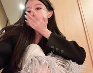 最新7月無水首發福利！推特極品OL風氣質御姐【Jeff_Jarvis】紫薇露出啪啪記錄，浴室貼門後入奶子都壓變形了