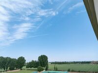 最新7月無水首發福利！推特極品OL風氣質御姐【Jeff_Jarvis】紫薇露出啪啪記錄，浴室貼門後入奶子都壓變形了