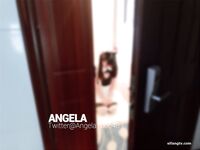 =超嫩極品可愛小母狗『安琪拉』 看似清純的雙馬尾小蘿莉，其實是個渴望被爸爸大雞巴灌滿騷穴的反差婊小母狗