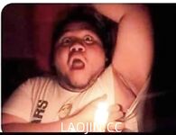 Pada tahun 2024, wanita cantik pendakap gigi Taiwan [RayRay Rui Rui] telah menghantar tweet satu manfaat, mendedahkan payudara besarnya di pasar raya, melakukan hubungan seks 3P serampang dua mata, jarang menunjukkan wajahnya