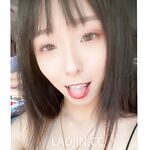 Pada tahun 2024, wanita cantik pendakap gigi Taiwan [RayRay Rui Rui] telah menghantar tweet satu manfaat, mendedahkan payudara besarnya di pasar raya, melakukan hubungan seks 3P serampang dua mata, jarang menunjukkan wajahnya