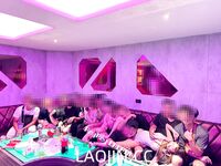 Pada tahun 2024, wanita cantik pendakap gigi Taiwan [RayRay Rui Rui] telah menghantar tweet satu manfaat, mendedahkan payudara besarnya di pasar raya, melakukan hubungan seks 3P serampang dua mata, jarang menunjukkan wajahnya