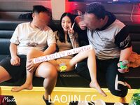 Pada tahun 2024, wanita cantik pendakap gigi Taiwan [RayRay Rui Rui] telah menghantar tweet satu manfaat, mendedahkan payudara besarnya di pasar raya, melakukan hubungan seks 3P serampang dua mata, jarang menunjukkan wajahnya