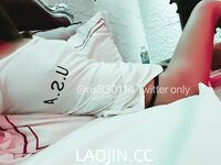 Pada tahun 2024, wanita cantik pendakap gigi Taiwan [RayRay Rui Rui] telah menghantar tweet satu manfaat, mendedahkan payudara besarnya di pasar raya, melakukan hubungan seks 3P serampang dua mata, jarang menunjukkan wajahnya